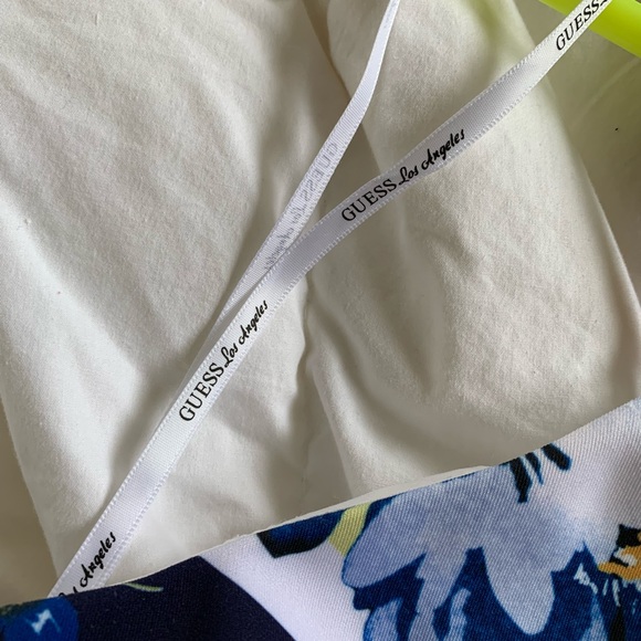 GUESS Los Angeles super pretty Scuba Knit 🧶 Floral Dress Size 12 NWOT Guess? 💐 - Picture 4 of 6